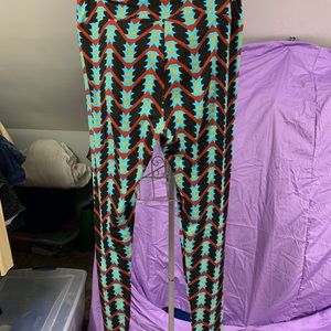 Lularoe printed leggings Tall and curvy is the size.